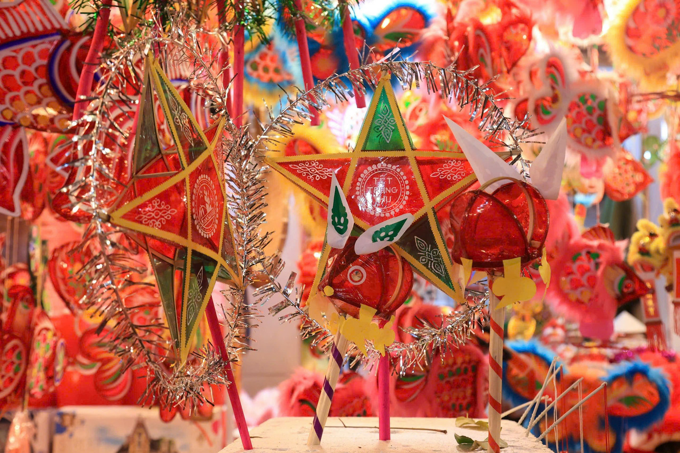 Nếu như vài năm trước, có nhiều lo ngại về việc các đồ chơi ngoại nhập, hiện đại lấn át các món đồ chơi trung thu truyền thống thì khoảng 2 năm trở lại đây, những món đồ chơi Trung thu truyền thống, thủ công lại bày bán nhiều và có phần được ưa chuộng trở lại.