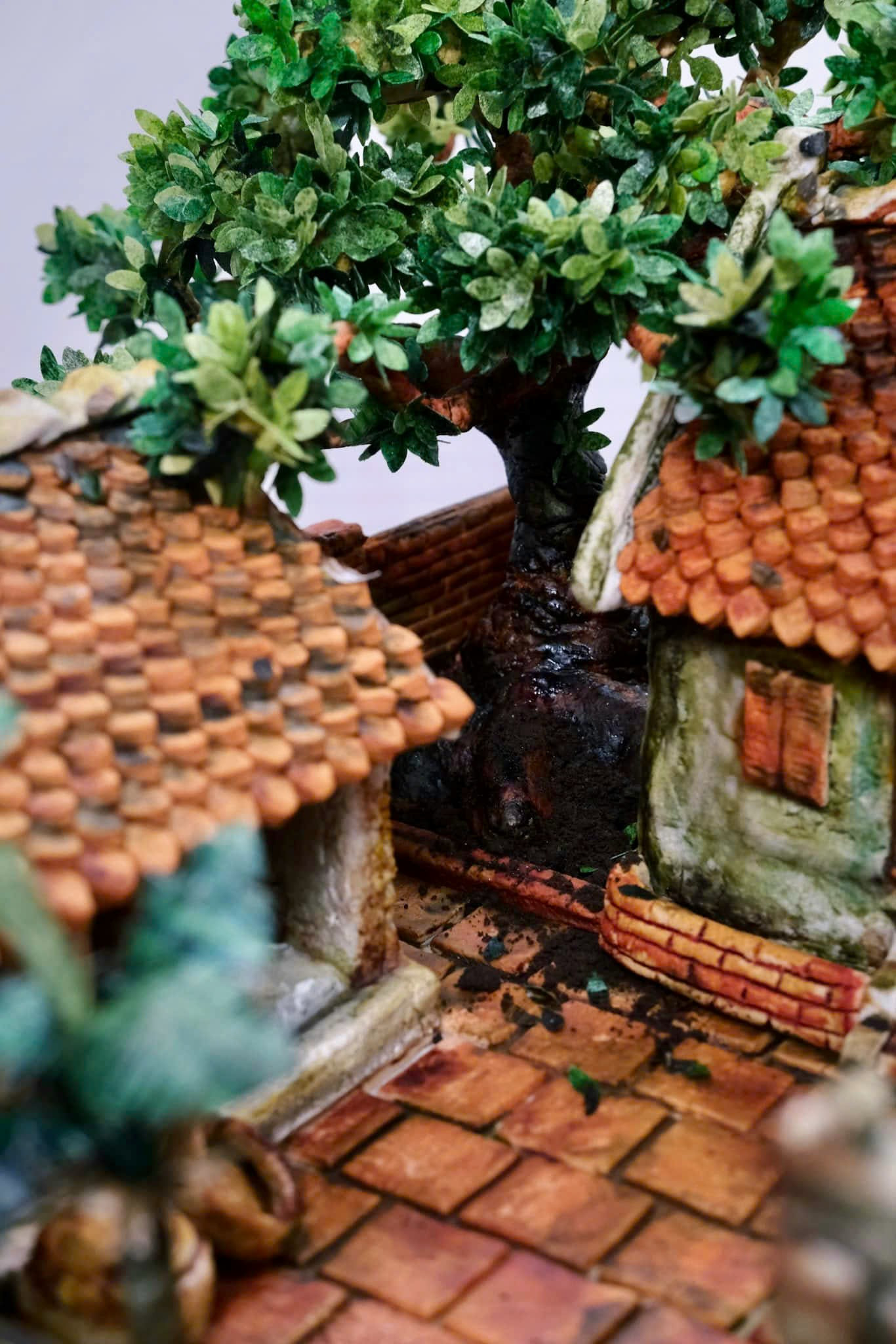 Trong bánh trung thu có đầy đủ cả mái ngói đỏ, sân gạch, bờ tường rêu phong và cây cau trước nhà, lu nước, bụi chuối,...