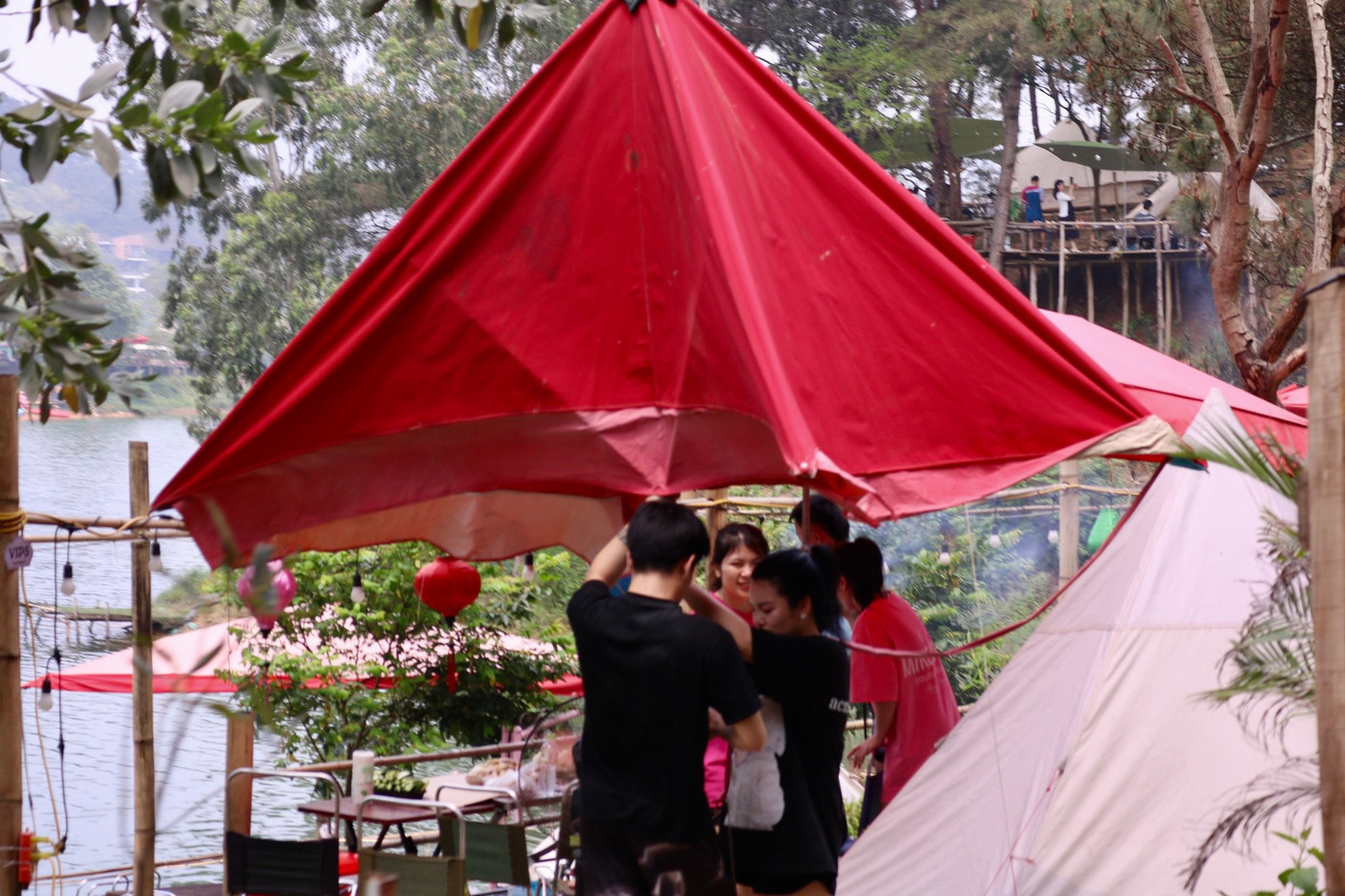 Anh Sáng - chủ một khu camping tại Hồ Đồng Đò cho biết: "Đối tượng khách hàng của chúng tôi khá đa dạng, có cả gia đình, nhóm bạn, nhóm đồng nghiệp, các cặp đôi,.... Thông thường gia đình và các nhóm đồng nghiệp đến đây sẽ thuê lều to hoặc các homestay khép kín, đầy đủ tiện nghi. Nhóm học sinh, sinh viên thường chỉ thích thuê lều hơn để tận hưởng cảm giác mới mẻ và hòa mình với thiên nhiên. Tại khu nhà tôi có cả lều và homestay nên du khách có thể tùy thích lựa chọn".
