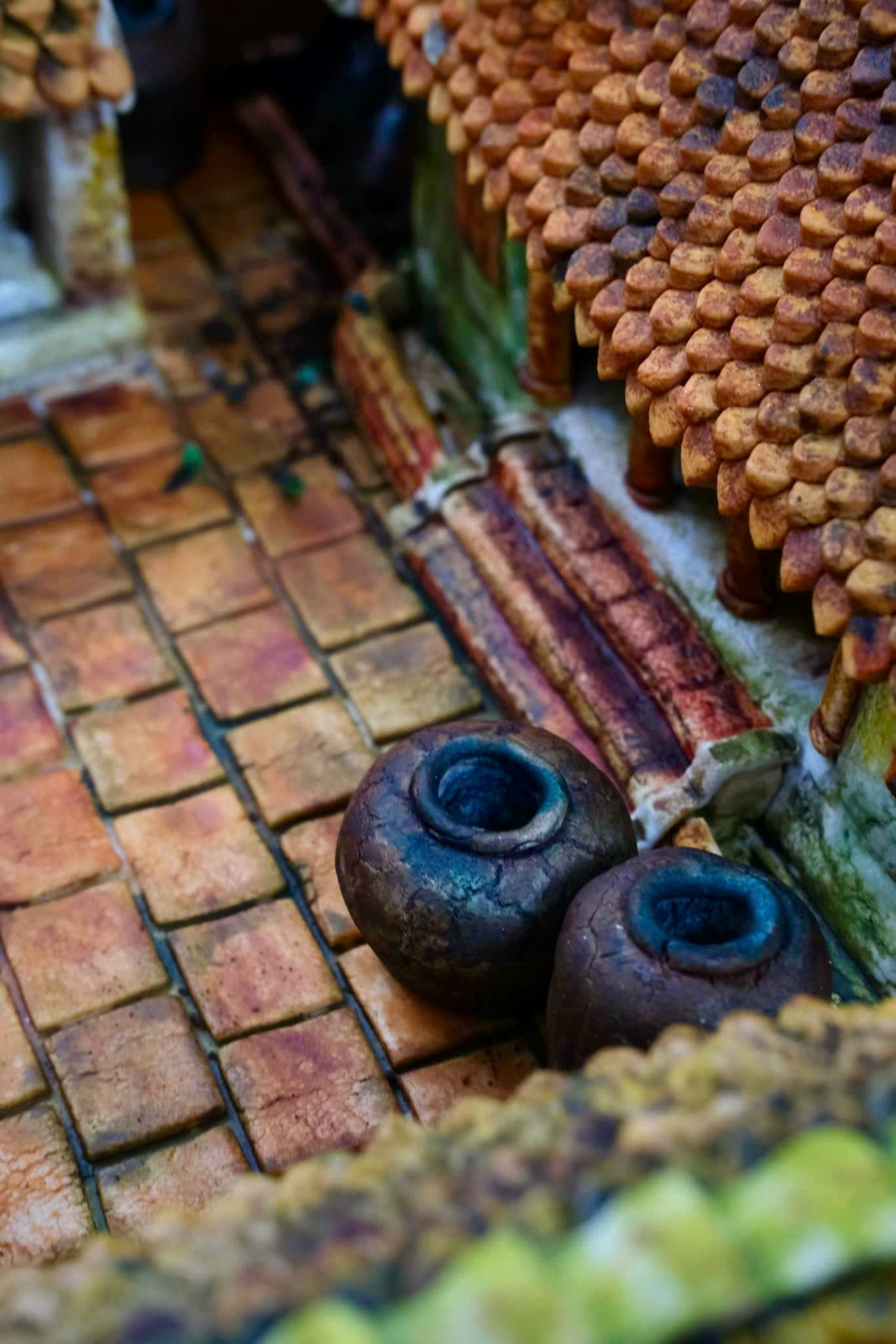 Trong bánh trung thu có đầy đủ cả mái ngói đỏ, sân gạch, bờ tường rêu phong và cây cau trước nhà, lu nước, bụi chuối,...