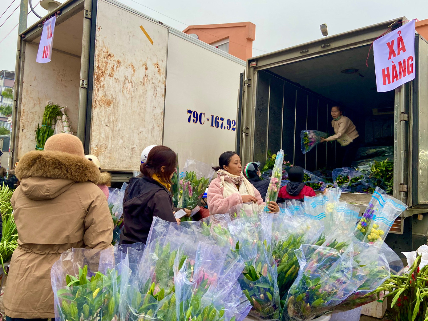 Tại những xe hoa xả hàng khách luôn chật cứng.