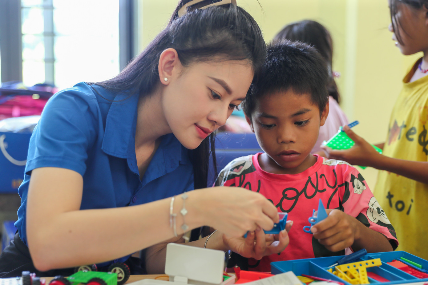 Các bạn nhỏ thích thú khi được trải nghiệm những bộ đồ dùng học tập mới tinh. Các bạn nhỏ thích thú khi được trải nghiệm những bộ đồ dùng học tập mới tinh.