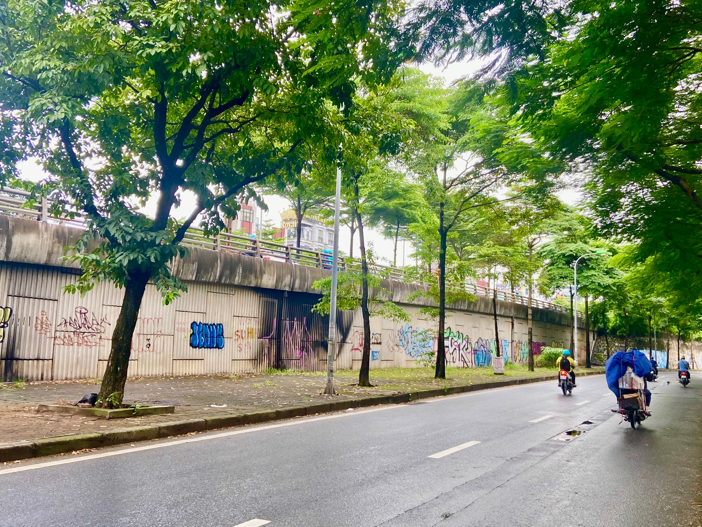 Theo Nghị định 144/2021, hành vi phun sơn, viết, vẽ, dán, gắn hình ảnh, nội dung lên tường, cột điện hoặc các vị trí khác tại khu vực dân cư, nơi công cộng, khu chung cư, nơi ở của công dân hoặc các công trình khác mà không được phép của cơ quan có thẩm quyền sẽ bị phạt tiền từ 1 - 2 triệu đồng. Nếu hủy hoại hoặc cố ý làm hư hỏng tài sản của các nhân, tổ chức có thể bị phạt tiền từ 3 - 5 triệu đồng. Hành vi này có thể cấu thành tội hủy hoại hoặc cố ý làm hư hỏng tài sản được quy định tại điều 178 Bộ luật Hình sự 2015, sửa đổi năm 2017 có hình phạt cao nhất lên đến 20 năm tù. Ngoài ra, người vi phạm còn bị phạt tiền đến 100 triệu đồng.