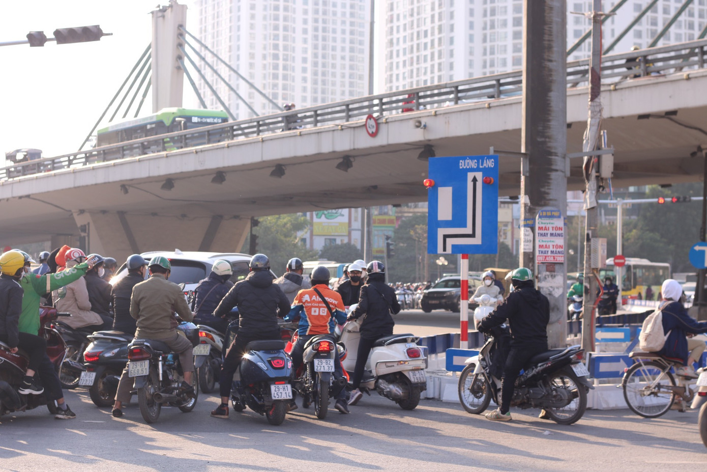 Giao thông hỗn loạn tại điểm phân làn nút giao Ngã Tư Sở.