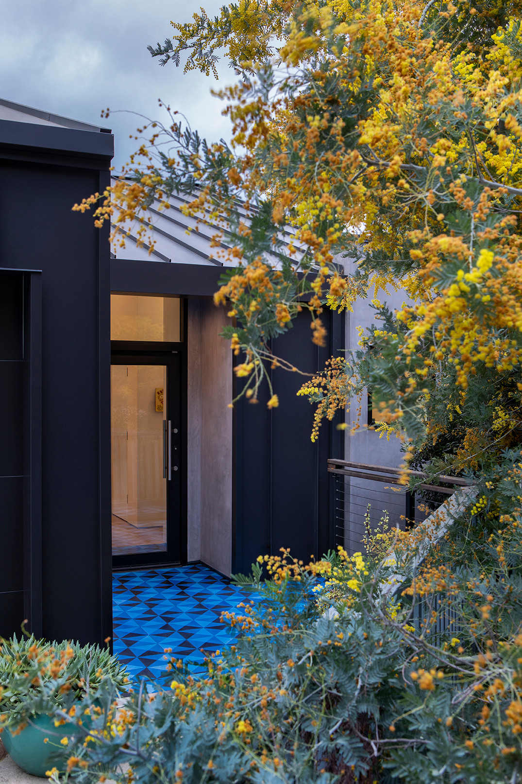 Hệ thống hứng nước mưa và pin năng lượng mặt trời được tích hợp khéo léo vào phần mái, giúp ngôi nhà có thể tự cung cấp năng lượng một cách hiệu quả, giảm thiểu ảnh hưởng đến môi trường.