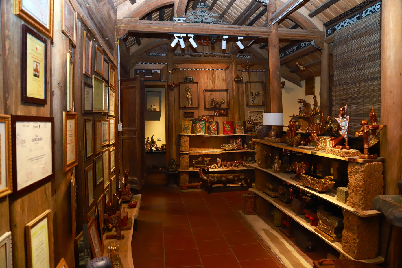 Không gian trưng bày tại tư gia của nghệ nhân tại làng cổ Đường Lâm, Sơn Tây.