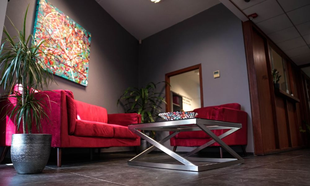 Sofa màu đỏ là nét chấm phá độc đáo cho không gian phòng khách (Ảnh: Unsplash) Sofa màu đỏ là nét chấm phá độc đáo cho không gian phòng khách (Ảnh: Unsplash)