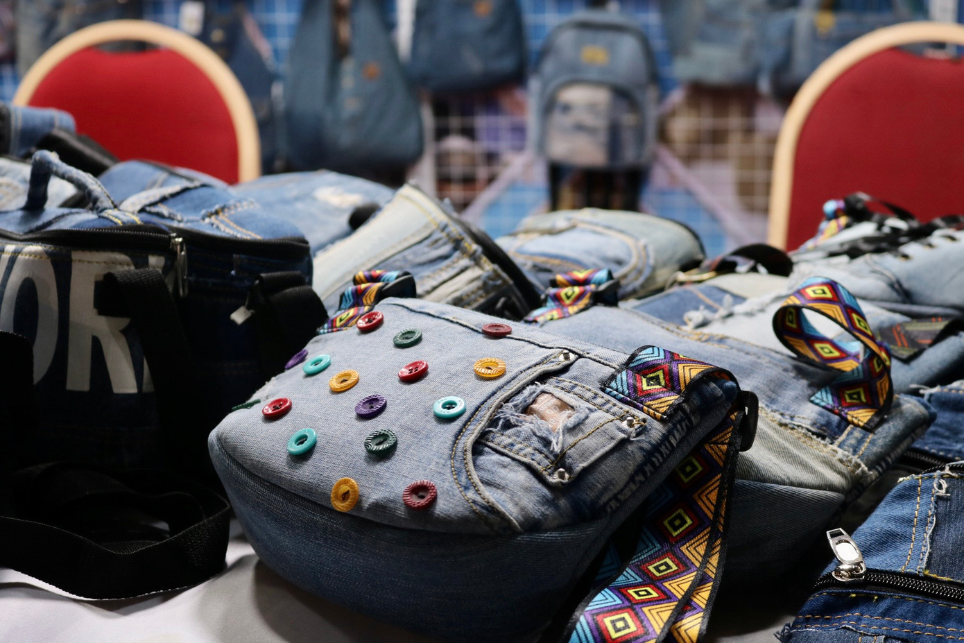 Các sản phẩm làng nghề trưng bày tại hội chợ đa dạng về chủng loại, mẫu mã đẹp, chất lượng tốt, làm từ gỗ, mây tre đan, gốm sứ, thủy tinh, dệt may, sợi, thêu ren...