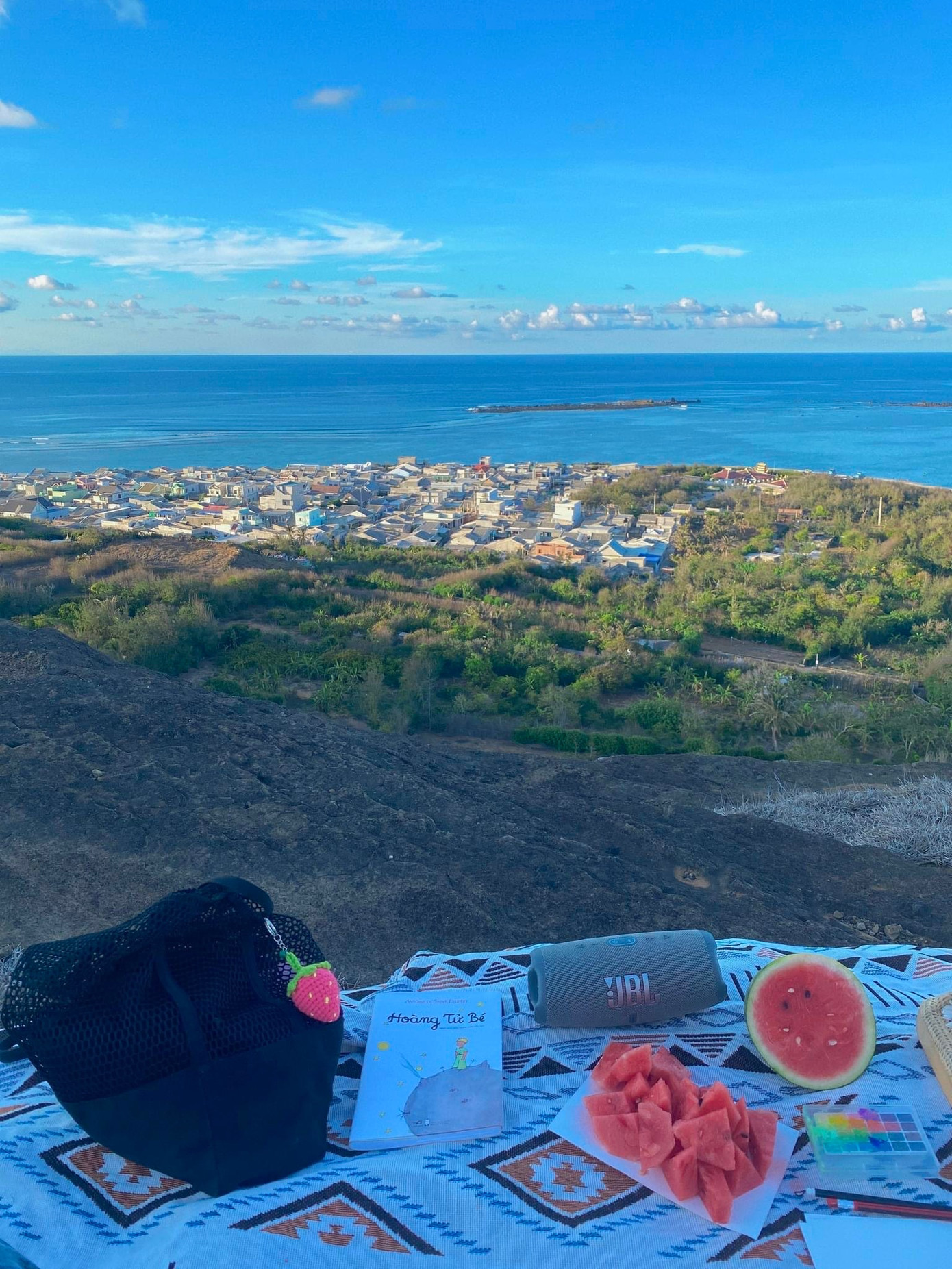 Đảo Phú Quý xinh đẹp và thơ mộng trong ống kính của cô gái trẻ. Đảo Phú Quý xinh đẹp và thơ mộng trong ống kính của cô gái trẻ.