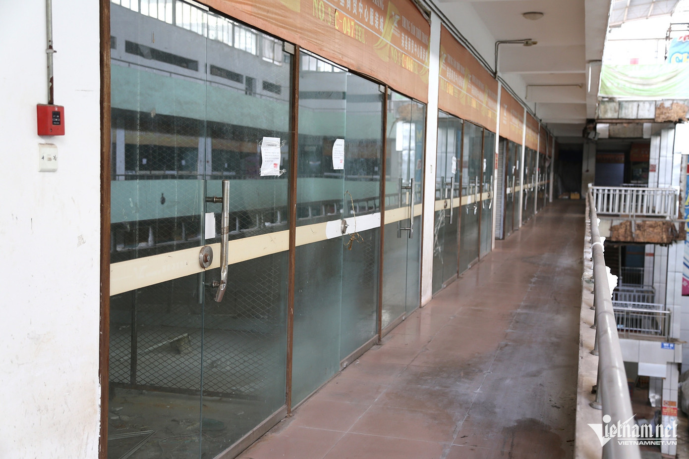 Hàng loạt ki-ốt bên trong trung tâm thương mại đã khóa trái, không có dấu hiệu buôn bán trở lại. Ảnh: Phạm Công. Hàng loạt ki-ốt bên trong trung tâm thương mại đã khóa trái, không có dấu hiệu buôn bán trở lại. Ảnh: Phạm Công.