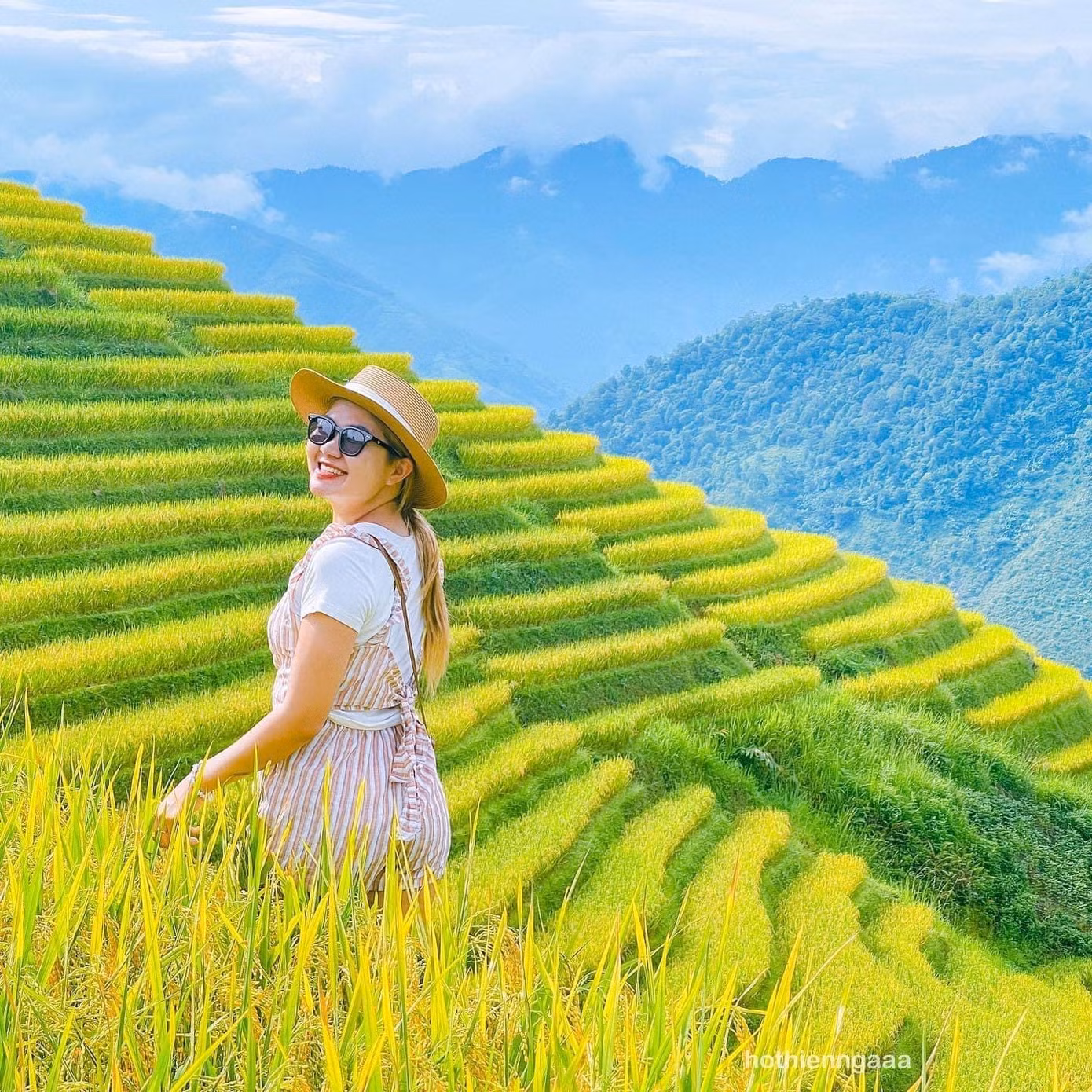 Các bạn trẻ thich thú tìm đến Nậm Cang để thưởng thức mùa vàng nơi đây.
