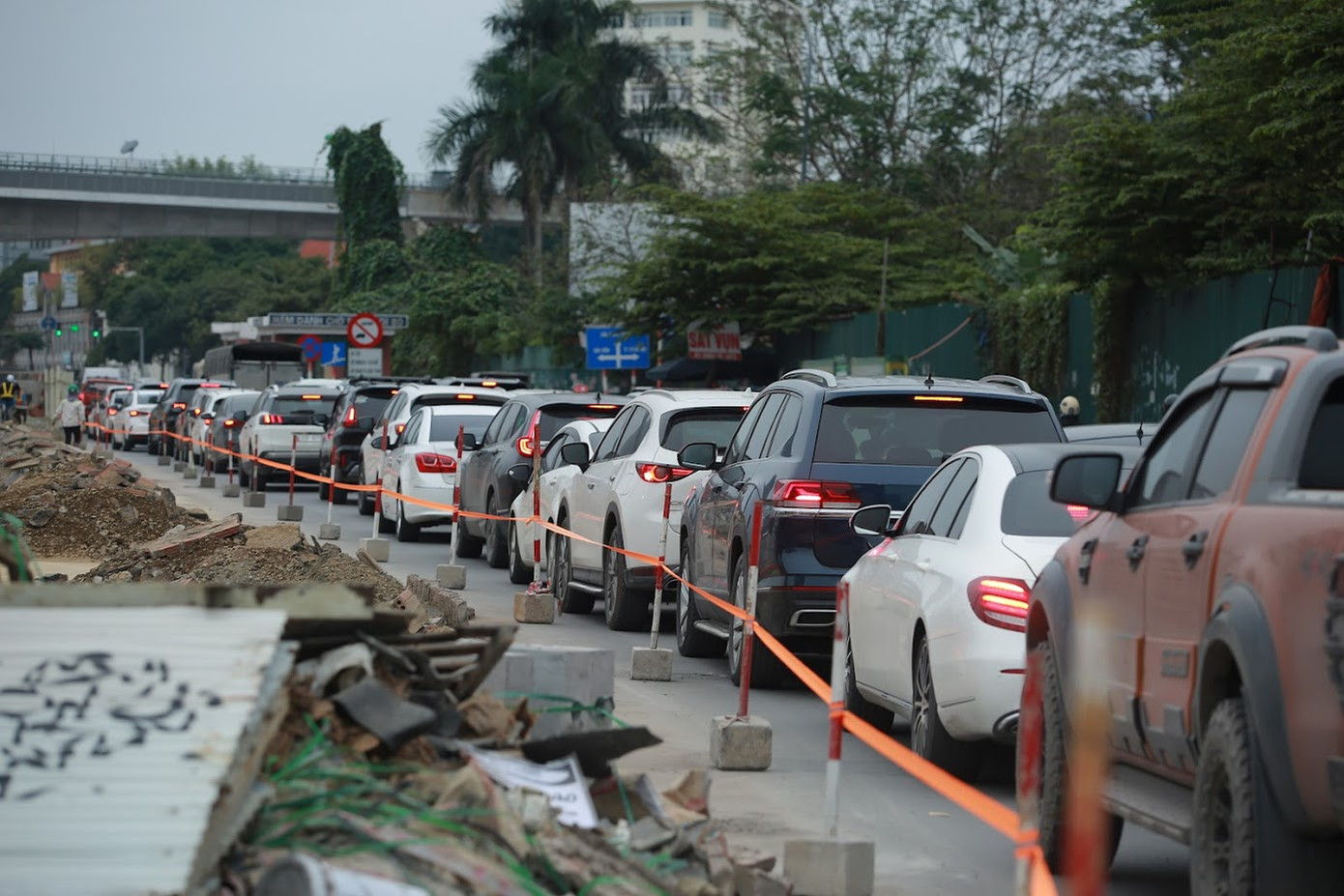 Dù cách ngã tư khoảng 100m nhưng phương tiện phải đợi hết 2-3 lượt đèn xanh - đỏ mới có thể di chuyển qua.