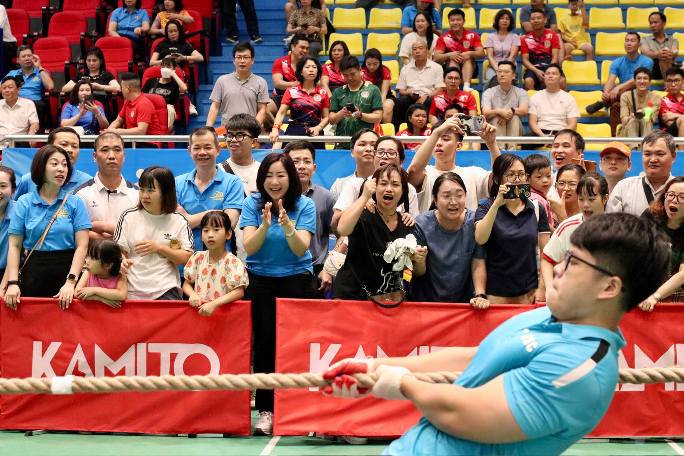 Khán giả cổ vũ rất nhiệt tình.