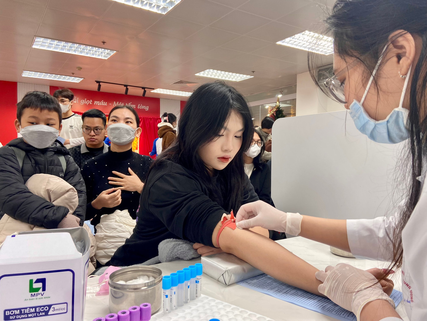 Viện Huyết học – Truyền máu TW đã phối hợp với Báo Tiền Phong qua 16 lần tổ chức chương trình hiến máu Chủ nhật Đỏ. Năm nay có sự tham gia của 45 tỉnh/thành, dự kiến tiếp nhận 50.000 đơn vị máu.