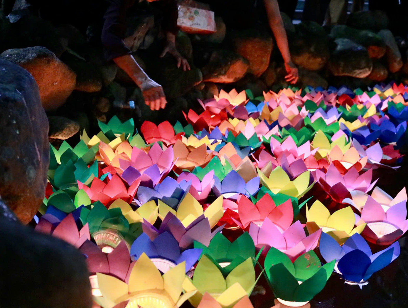 Sau khóa lễ, người dân sẽ thả đèn hoa đăng. Theo dân gian, hoa đăng là đèn hoa được thiết kế khá tỉ mỉ, soi sáng bởi một ngọn nến; là biểu tượng của ánh sáng thiện lương, cầu cho một năm mưa thuận gió hòa.