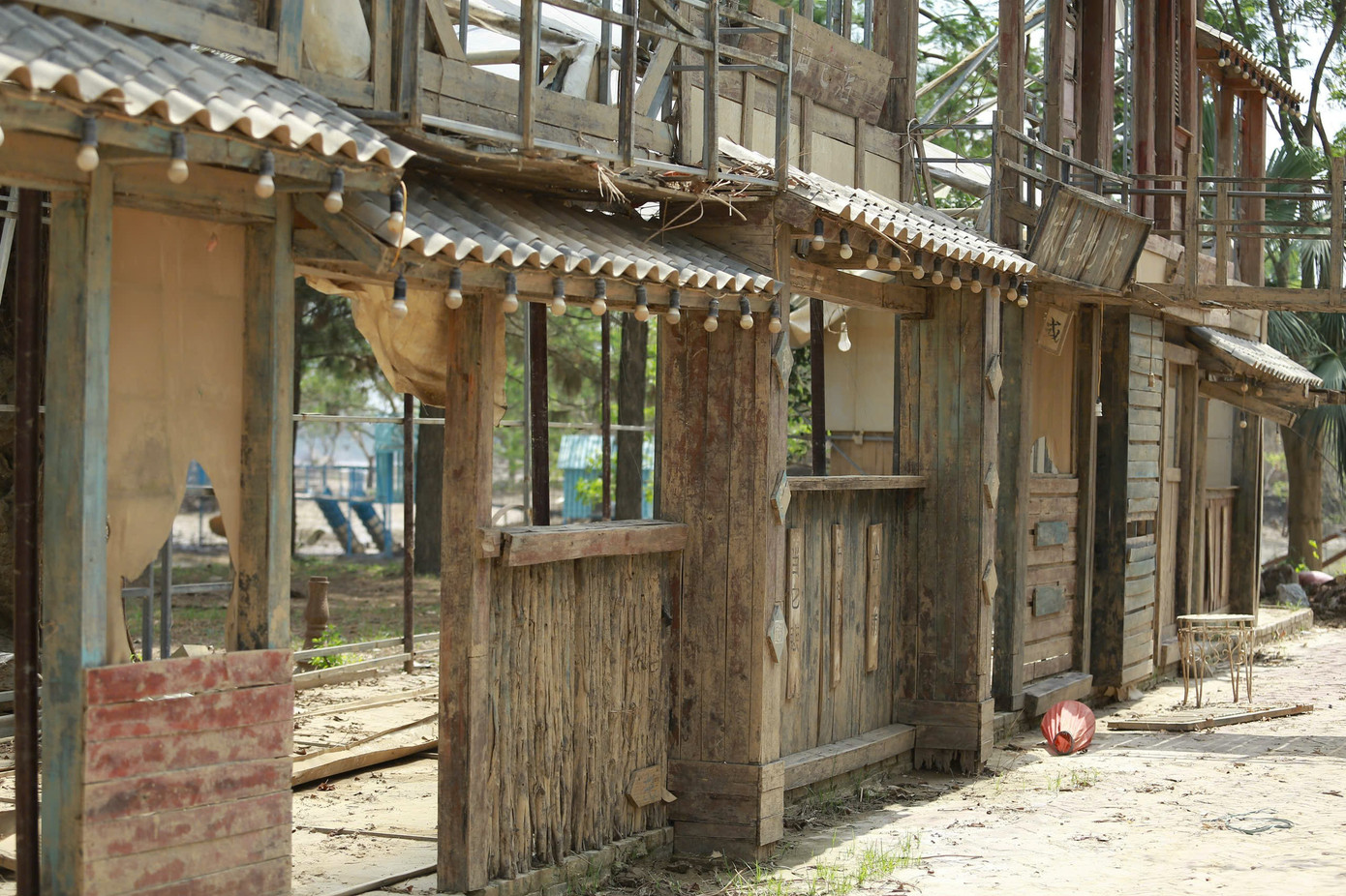 Khu vực nhà hàng, chụp ảnh theo phong cách cổ trang, góc check-in Hội An giờ chỉ còn trơ lại khung gỗ, lấm lem bùn đất sau khi bão đi qua.