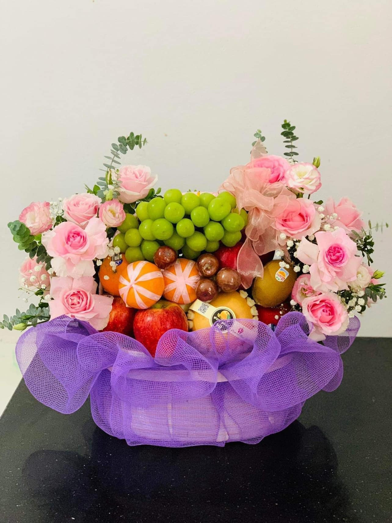 Giỏ hoa quả rất được phụ huynh, học sinh chuộng làm quà tặng thầy cô nhân ngày 20/11