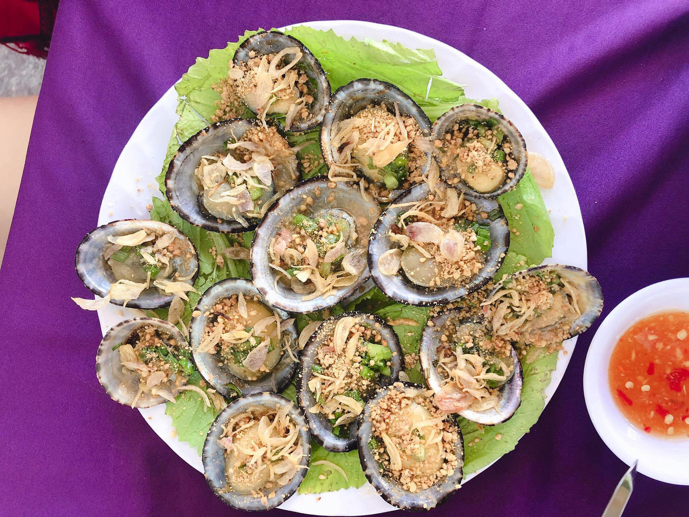 Món ốc vú dẹt nướng mỡ hành. Ảnh: Hải sản sạch Biên Hòa