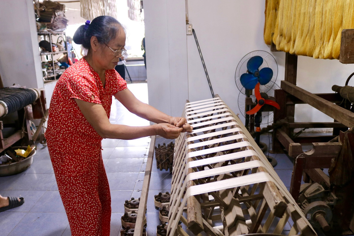 Sau quá trình tách sợi và làm sạch, tơ sẽ được cho vào các guồng quay để tạo thành từng bó khoảng một kg rồi đem phơi khô. Sau quá trình tách sợi và làm sạch, tơ sẽ được cho vào các guồng quay để tạo thành từng bó khoảng một kg rồi đem phơi khô.