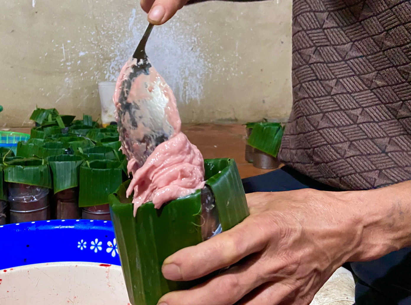 Mộc sau khi xay mịn sẽ được chia vào từng ống inox với trọng lượng từ 1 đến 1,2 kg. Mộc sau khi xay mịn sẽ được chia vào từng ống inox với trọng lượng từ 1 đến 1,2 kg.