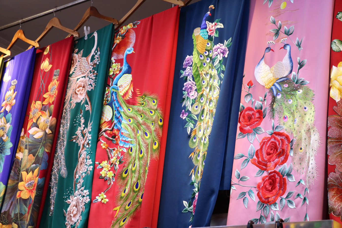 Hiện nay, không chỉ bà Quyến mà các con bà cũng có nhiều người theo nghề. Không chỉ vậy, bà cũng dạy nghề cho nhiều con cháu trong họ để họ cũng có cái để "kiếm cơm". Hiện nay, không chỉ bà Quyến mà các con bà cũng có nhiều người theo nghề. Không chỉ vậy, bà cũng dạy nghề cho nhiều con cháu trong họ để họ cũng có cái để "kiếm cơm".