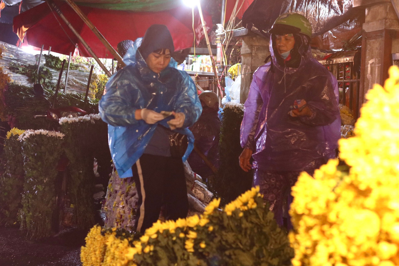 Chị Nguyễn Thị Tuyết - tiểu thương chợ hoa Quảng An cho biết: "Năm nay, lượng khách đến mua hoa vào đêm trước rằm không đông do thời tiết năm nay không mấy thuận lợi, trời mưa nhiều. Khách lẻ ít, chủ yếu là khách buôn mua về để bán tại các khu chợ truyền thống, chợ dân sinh."