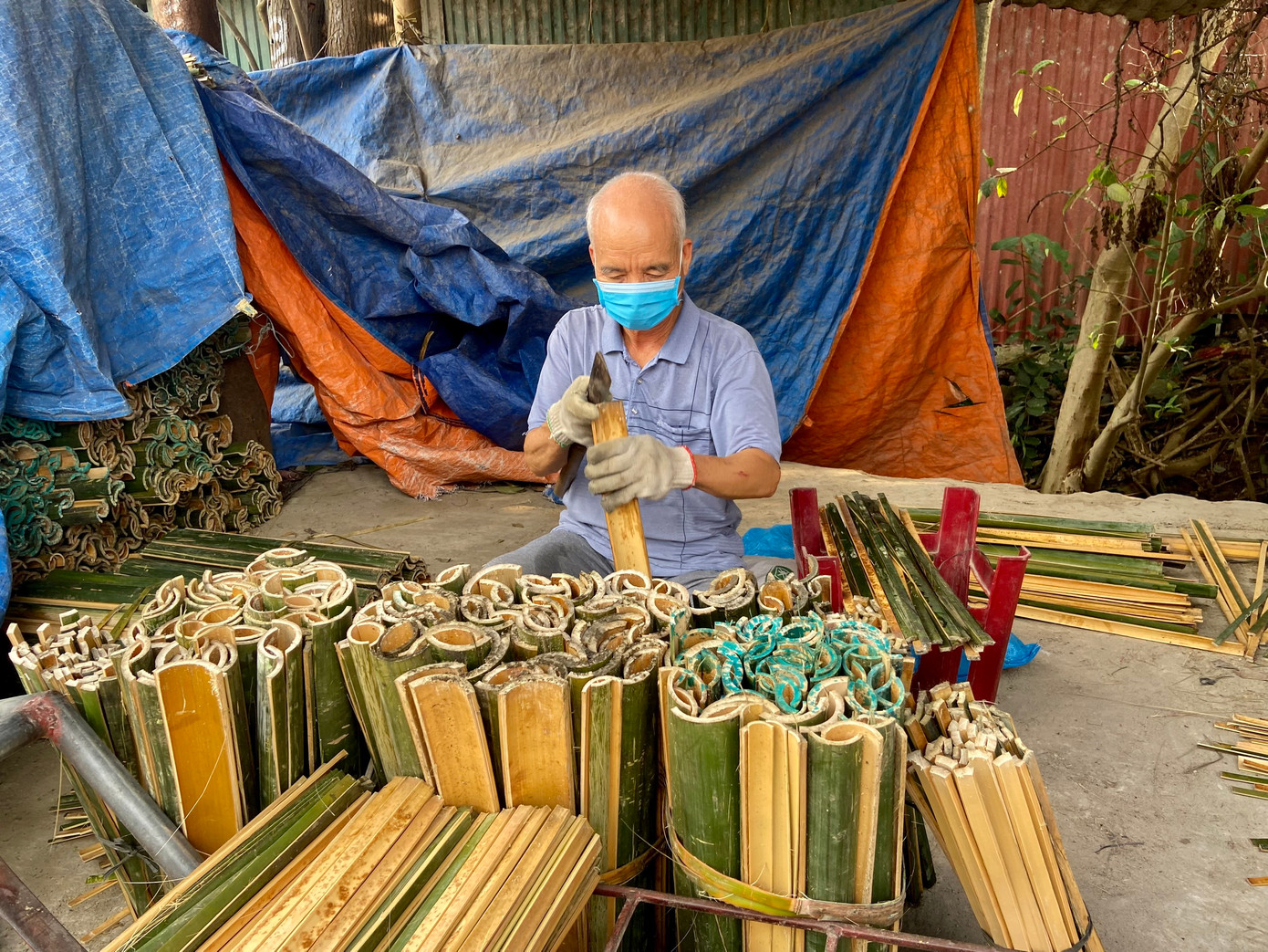 Làng hương Quảng Phú Cầu là làng nghề làm hương truyền thống nổi tiếng. Với lịch sử hình thành và phát triển hơn 100 năm, đây là làng hương duy nhất ở Hà Nội còn giữ được nghề truyền thống.