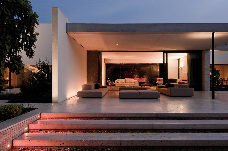 Hầu hết các phòng trong nhà đều nhìn thấy màu xanh của cây cối, một sảnh rộng, liên kết tối đa với không gian ngoài trời ở tầng trệt là nơi thư giãn hoàn hảo cho gia đình và các vị khách đến thăm.