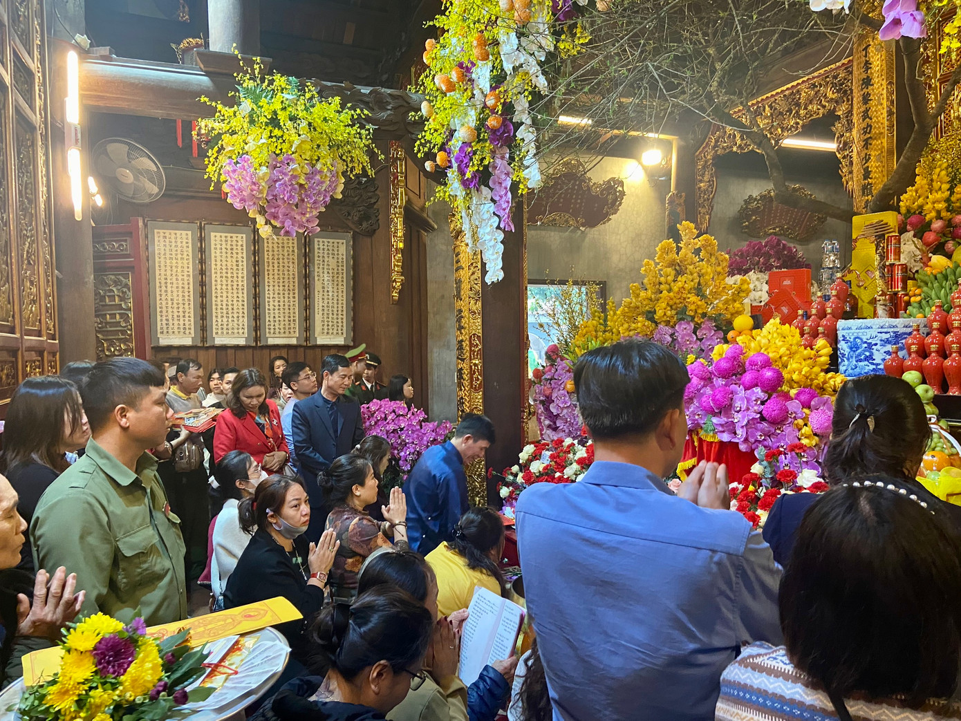 Tại đây, vào những ngày đầu năm mới thường có những dàn hầu đồng được lập, nhằm phục vụ nhu cầu tín ngưỡng của người dân.