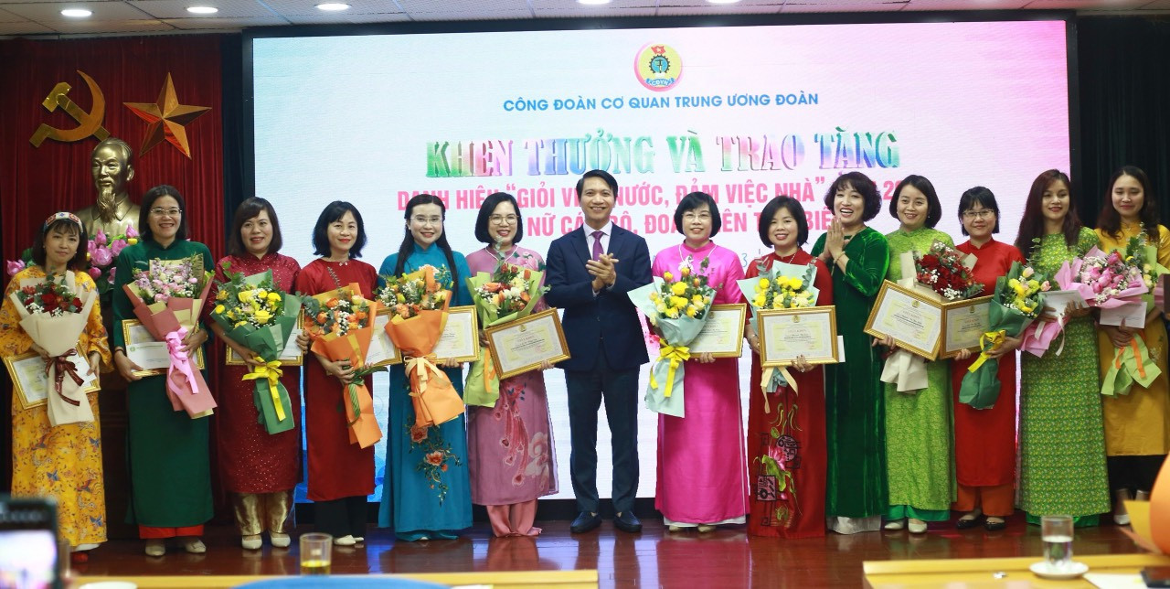 Anh Nguyễn Ngọc Lương trao giấy khen cho các nữ cán bộ, công nhân viên có thành tích tiêu biểu trong phong trào "Giỏi việc nước, đảm việc nhà" Anh Nguyễn Ngọc Lương trao giấy khen cho các nữ cán bộ, công nhân viên có thành tích tiêu biểu trong phong trào "Giỏi việc nước, đảm việc nhà"