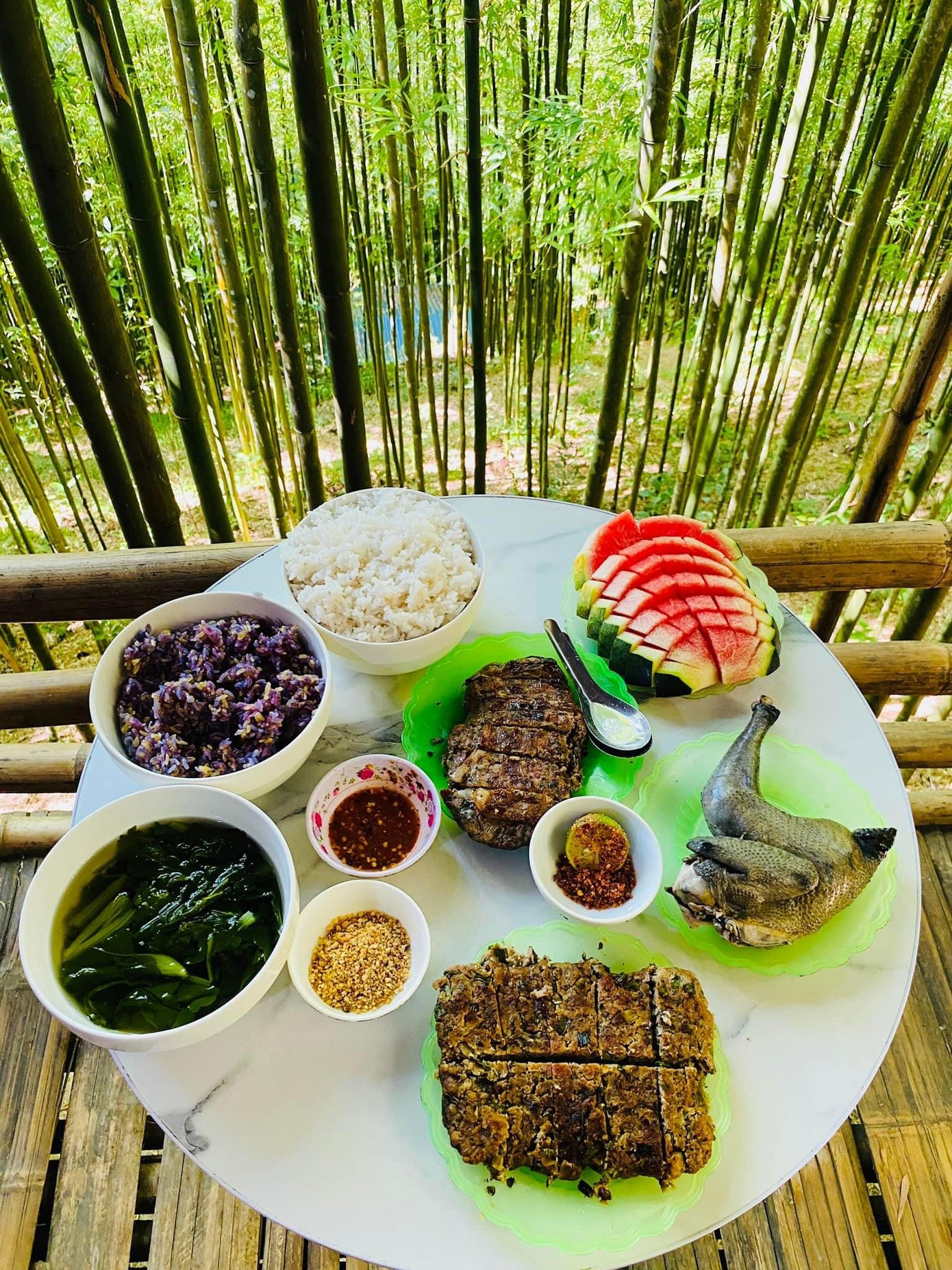 Tại homestay giữa rừng trúc còn phục vụ những món ăn mang đậm bản sắc của người địa phương. Du khách đến tham quan có thể thưởng thức vào giờ nghỉ trưa và "chill" trong khung cảnh núi rừng, tận hưởng bầu không khí dễ chịu nơi đây.