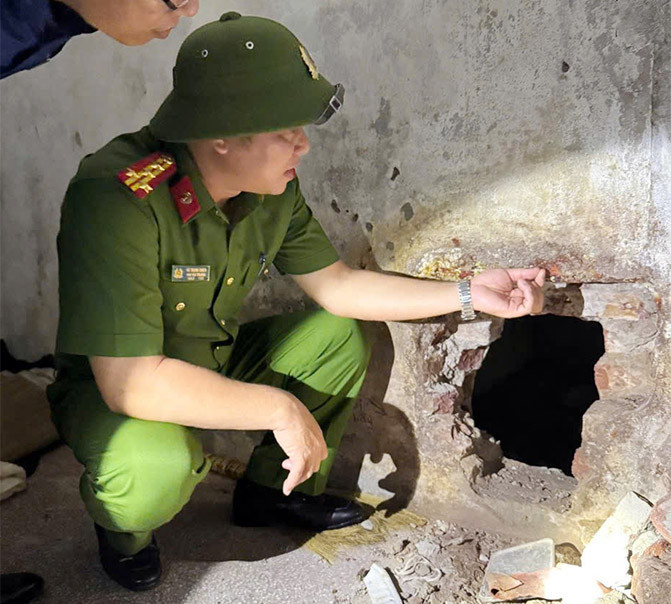 Lãnh đạo Cục Cảnh sát Quản lý Trại giam, Cơ sở giáo dục bắt buộc, Trường giáo dưỡng lập tức có mặt tại hiện trường để tổ chức truy bắt 2 phạm nhân trốn trại. Ảnh: CAND Lãnh đạo Cục Cảnh sát Quản lý Trại giam, Cơ sở giáo dục bắt buộc, Trường giáo dưỡng lập tức có mặt tại hiện trường để tổ chức truy bắt 2 phạm nhân trốn trại. Ảnh: CAND