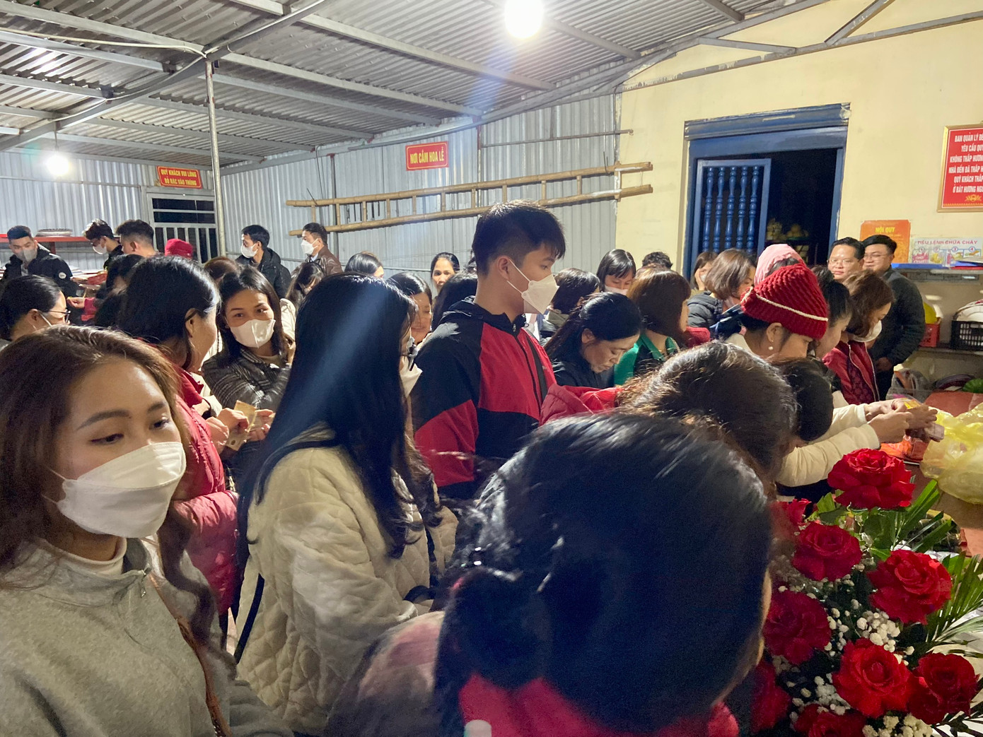 Khu vực sắp lễ, nhiều người chen chân đợi đến lượt sắp lễ.