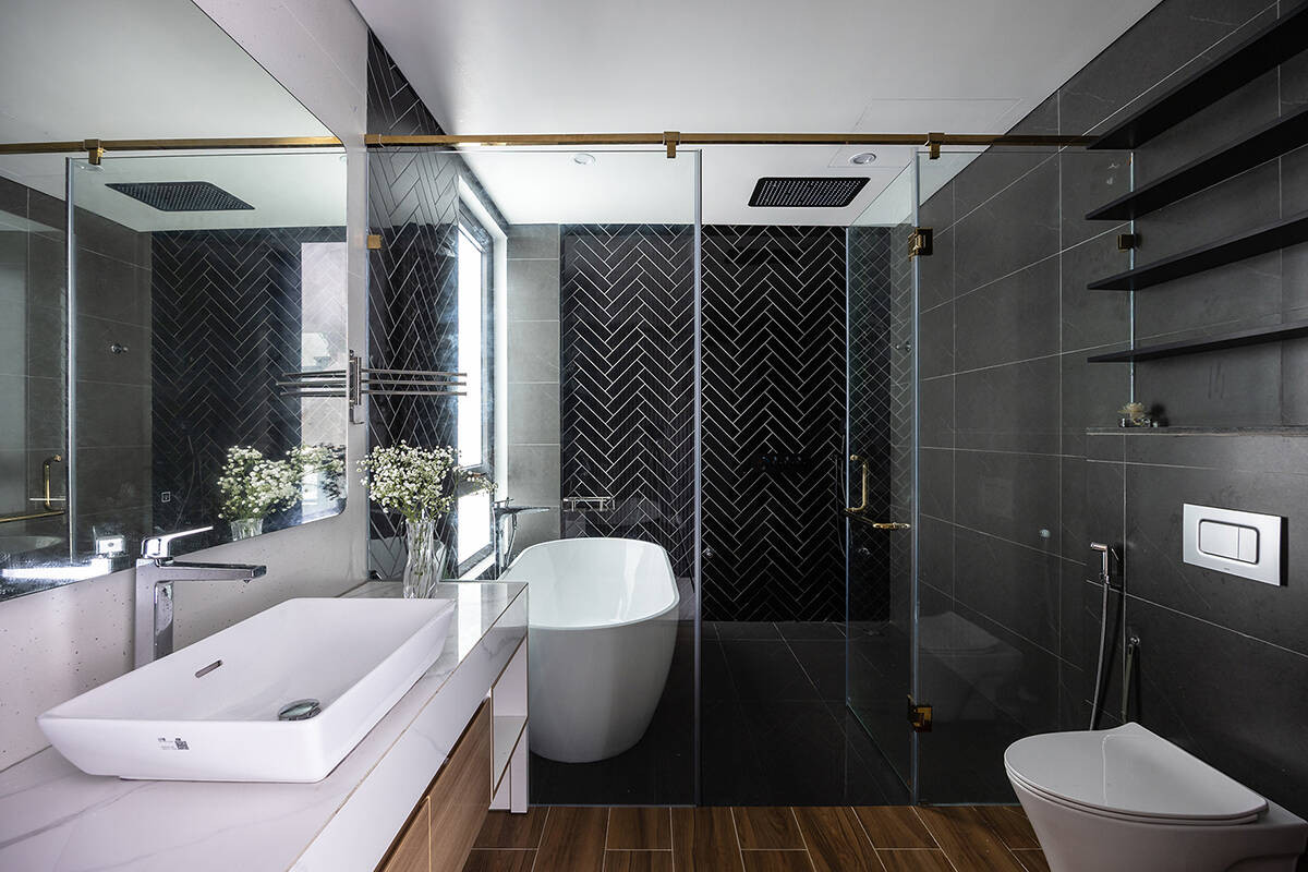 Nhà vệ sinh được thiết kế theo phong cách hiện đại.