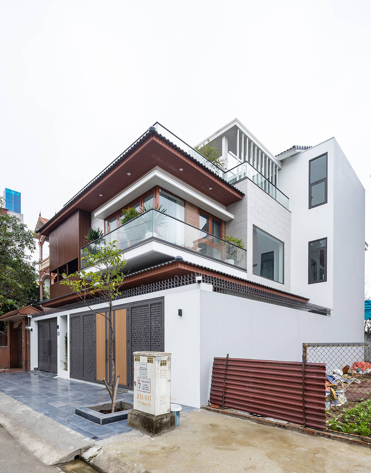 Hệ mái ngói truyền thống phát triển theo phương ngang mang lại sự gần gũi, trong khi các khoảng trống vừa đủ giúp công trình trở nên nhẹ nhàng, ít chiếm chỗ hơn trong bối cảnh đô thị đang phát triển sôi động.