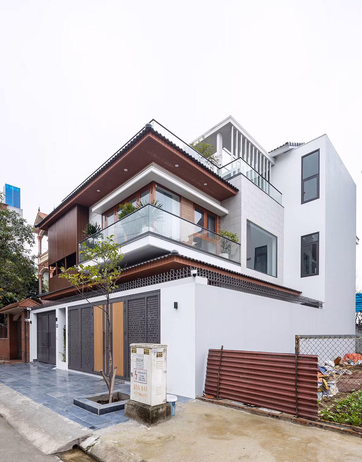 Hệ mái ngói truyền thống phát triển theo phương ngang mang lại sự gần gũi, trong khi các khoảng trống vừa đủ giúp công trình trở nên nhẹ nhàng, ít chiếm chỗ hơn trong bối cảnh đô thị đang phát triển sôi động.