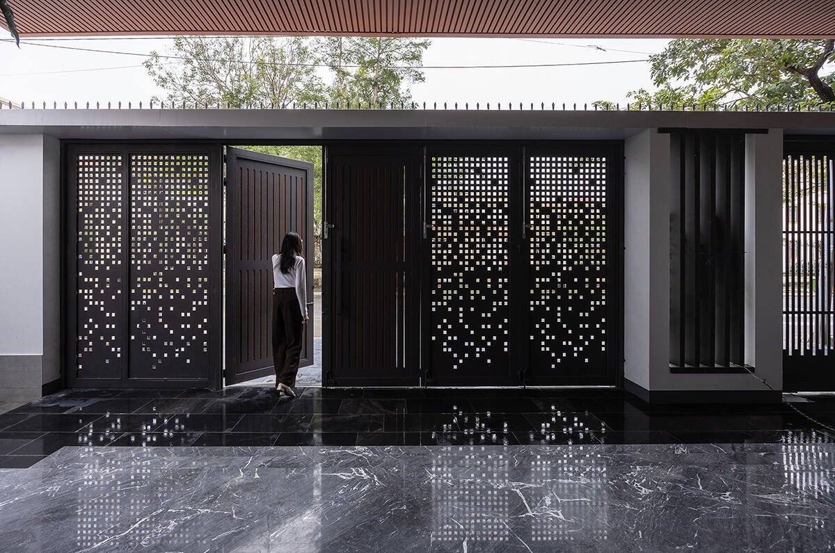 Cổng được thiết kế rộng rãi, có khoảng đệm với không gian bên trong vừa giúp không gian trở nên rộng rãi hơn vừa tạo sự thông thoáng, mát mẻ cho căn nhà.