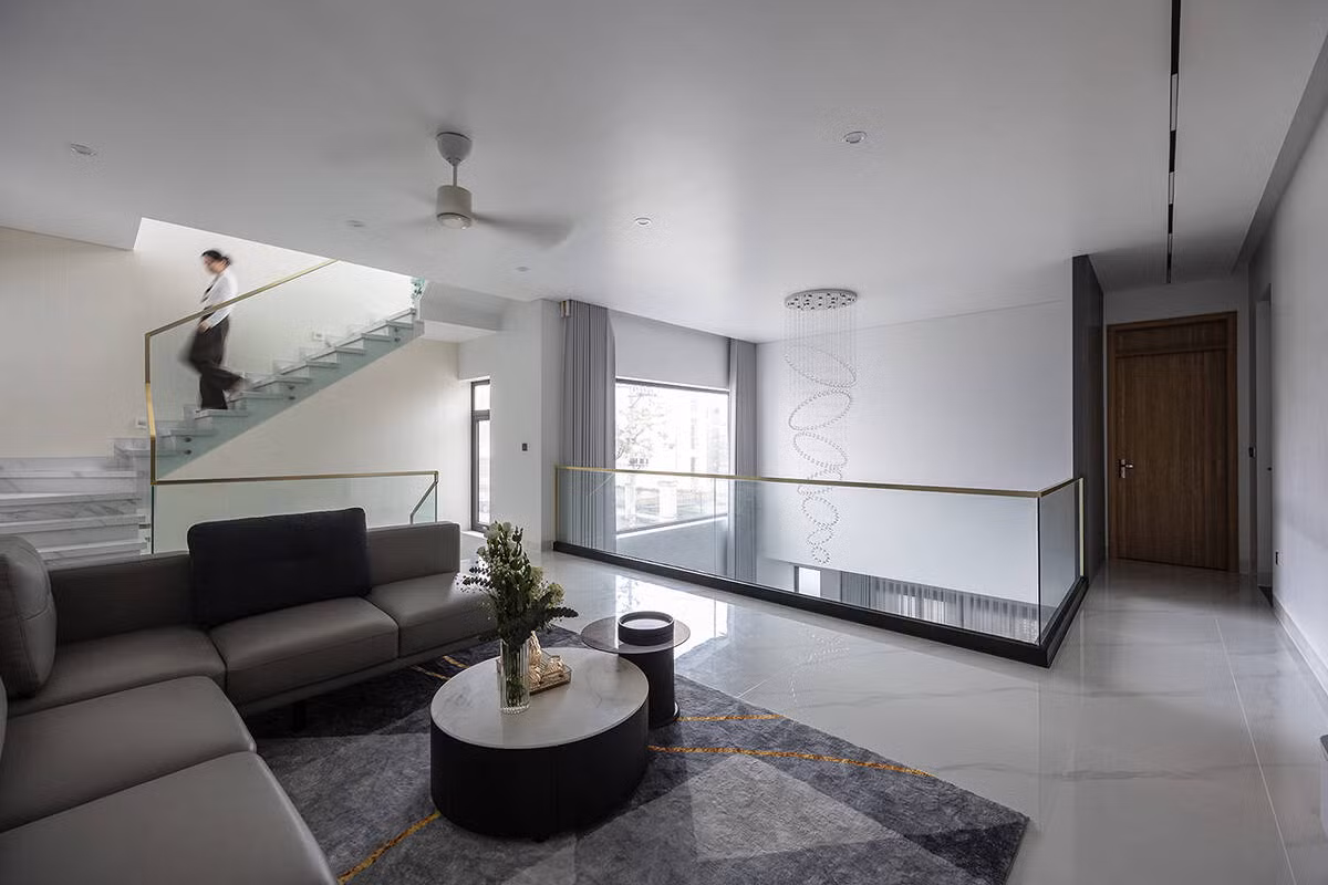 Tầng hai cũng có không gian sinh hoạt chung, nơi các thành viên trong gia đình có thể ngồi quây quần bên nhau.