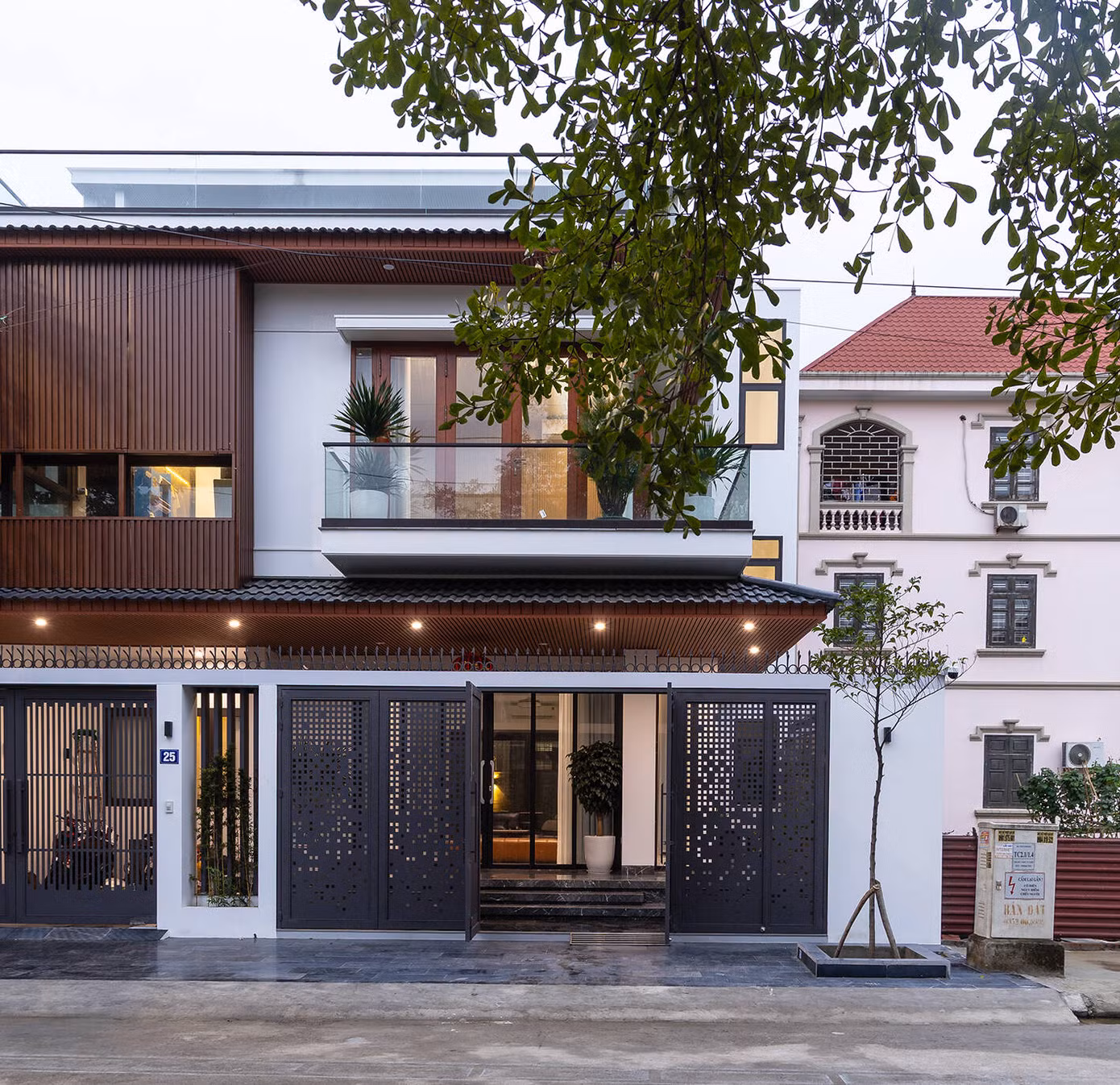 Ngôi nhà có diện tích 186 m2, nằm trên một khu đất vuông vức tại một thị trấn của tỉnh Bắc Ninh.