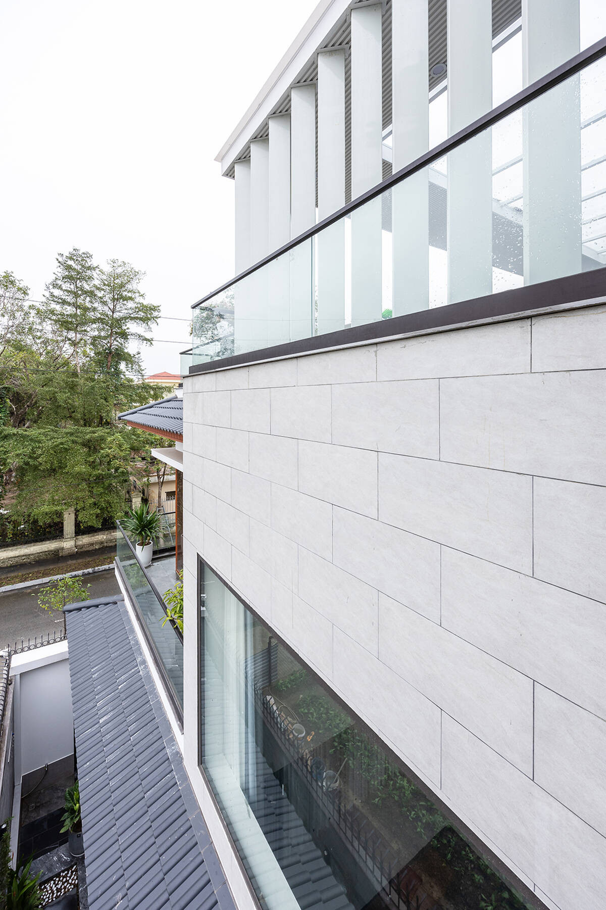 Ngôi nhà thể hiện tinh thần cởi mở nhờ lợi thế hướng chính Nam, với thiết kế giúp đón gió mát, tận dụng ánh sáng tự nhiên và tạo nên những chiều không gian thú vị.