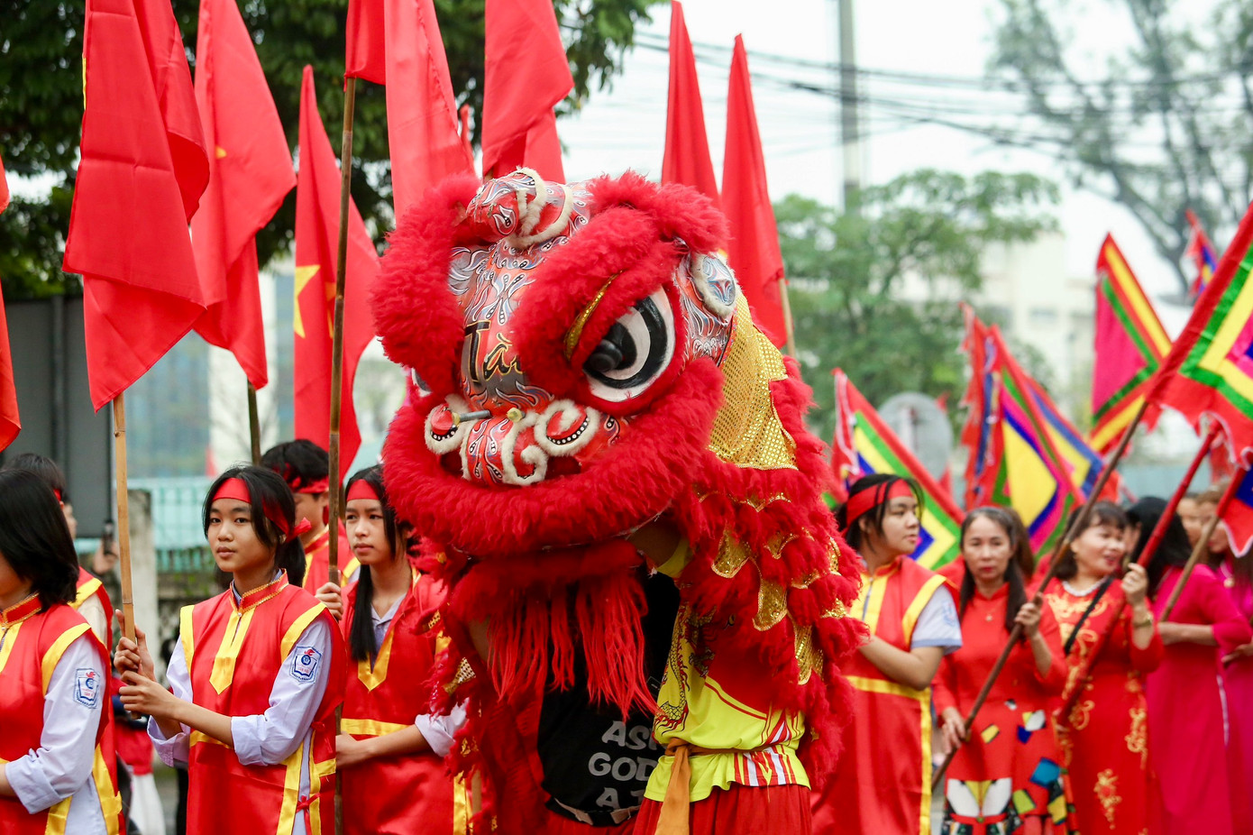 Theo truyền thống, phần lễ gồm 3 nghi thức: Lễ rước, dâng hương, tế lễ. Phần hội gồm có màn bắn pháo hoa, trống hội, chương trình nghệ thuật chào mừng và các hoạt động hát Màn trống hội, múa rồng, lân, trò chơi dân gian.