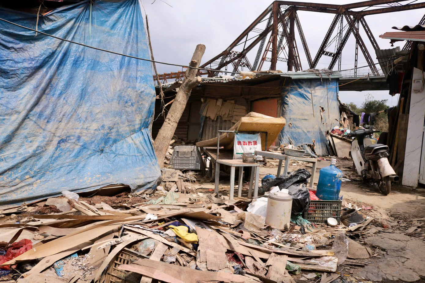 Do ảnh hưởng của cơn bão số 3, tuần vừa qua, tại khu vực ven sông Hồng, nước dâng cao, các dãy nhà trọ dưới chân cầu Long Biên ngập sâu và người dân nơi đây buộc phải di rời đến nơi an toàn. Do ảnh hưởng của cơn bão số 3, tuần vừa qua, tại khu vực ven sông Hồng, nước dâng cao, các dãy nhà trọ dưới chân cầu Long Biên ngập sâu và người dân nơi đây buộc phải di rời đến nơi an toàn.