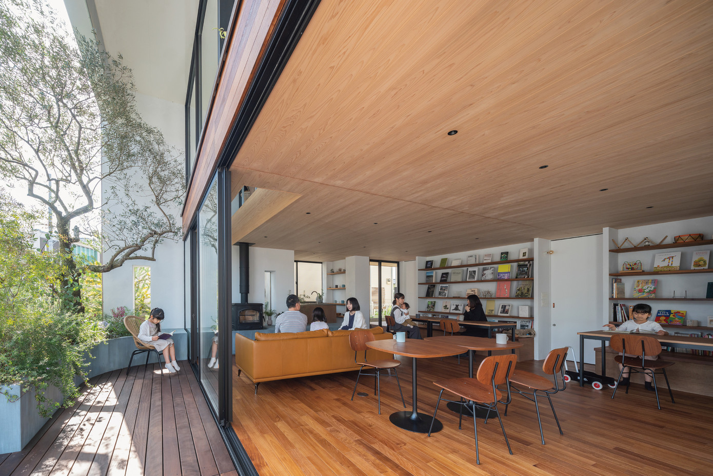 Sự kết nối liền mạch giúp con người xích lại gần nhau hơn, cả về không gian và xã hội. Trong khu vực này, một "mạng lưới chia sẻ cây xanh" do một vài hộ khởi xướng đã mở rộng thành không gian cho hàng chục hộ. Sự kết nối liền mạch giúp con người xích lại gần nhau hơn, cả về không gian và xã hội. Trong khu vực này, một "mạng lưới chia sẻ cây xanh" do một vài hộ khởi xướng đã mở rộng thành không gian cho hàng chục hộ.