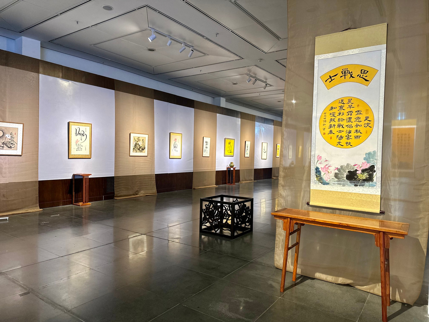 Không gian trưng bày Sen thư pháp (Ảnh: Bảo tàng Hà Nội) Không gian trưng bày Sen thư pháp (Ảnh: Bảo tàng Hà Nội)