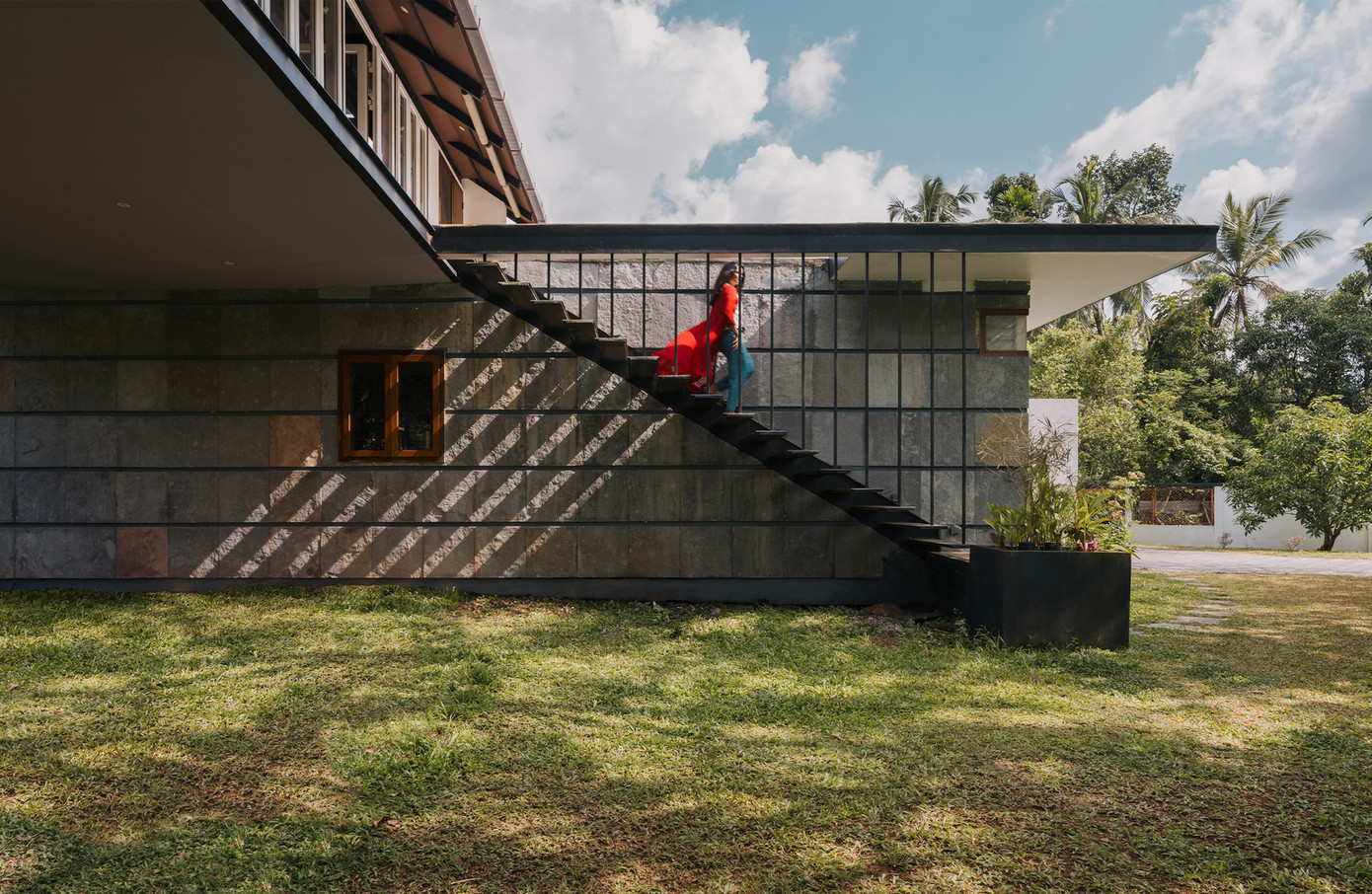 Sự "phân tách có chủ đích" này đã tạo nên một tổ chức không gian mở nơi dòng chảy giữa các khu vực liền mạch, mềm mại, mang lại sự linh hoạt tối đa trong sử dụng.