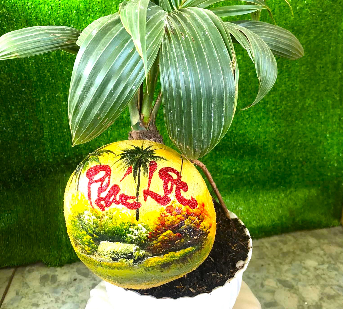 Ngoài in chữ, sọ dừa còn được trang trí bằng những bức tranh đồng quê mang cảm giác gần gũi, bình dị. Ngoài in chữ, sọ dừa còn được trang trí bằng những bức tranh đồng quê mang cảm giác gần gũi, bình dị.