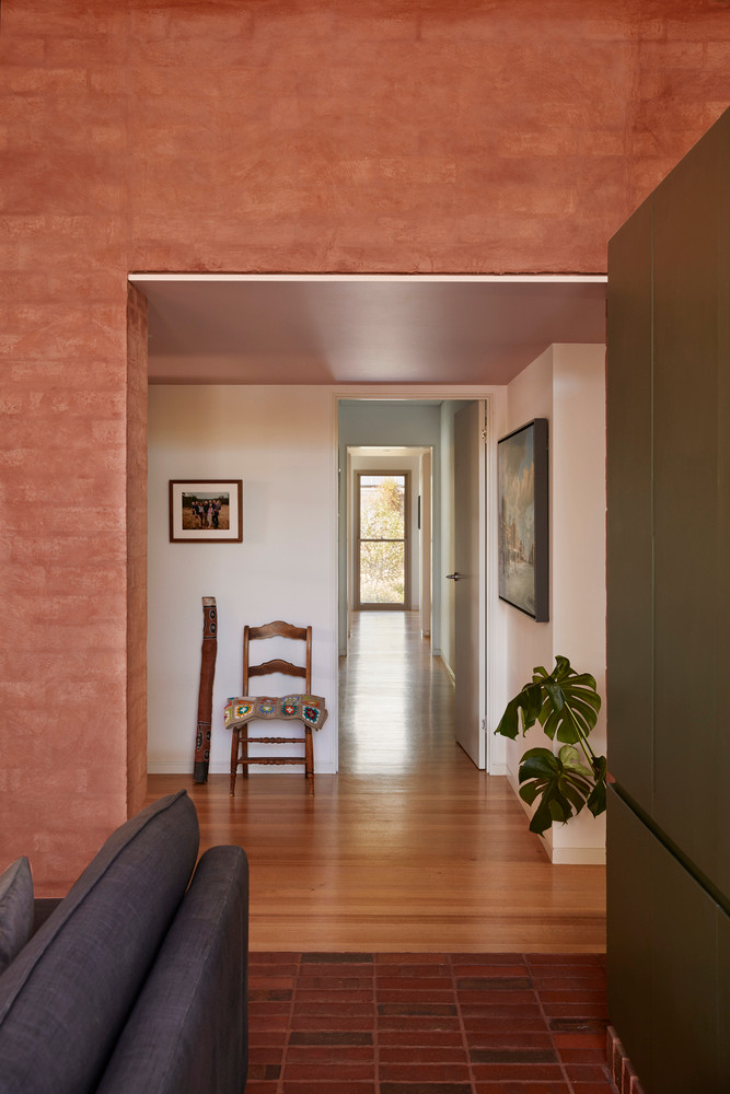 Không gian sinh hoạt chung được mở rộng với một phòng hướng ra sân sau, đảm bảo đủ không gian cho những đứa cháu chạy nhảy mỗi khi về nhà.