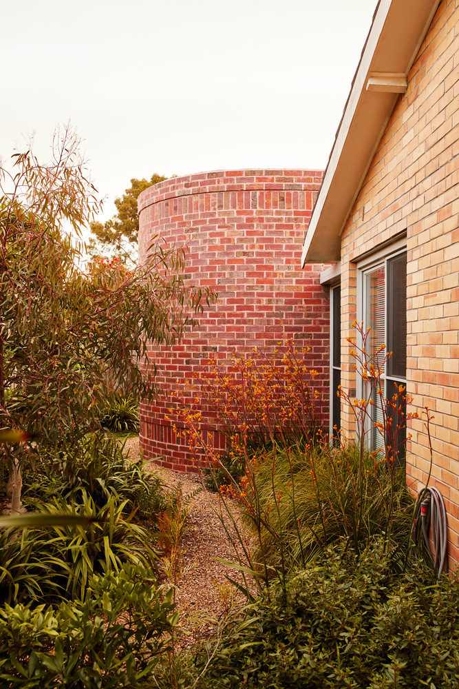 Không gian xanh bao quanh ngôi nhà để duy trì cho ngôi nhà luôn được mát mẻ.