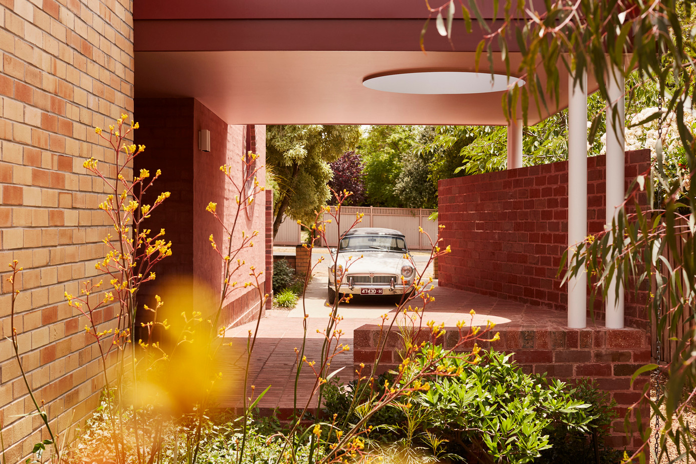 Ngôi nhà là kết quả của sự pha trộn đa dạng giữa các phong cách kiến trúc nhà ở. Kiến trúc mộc mạc giúp ngôi nhà vẫn giữ được dáng vẻ nguyên bản của nó.