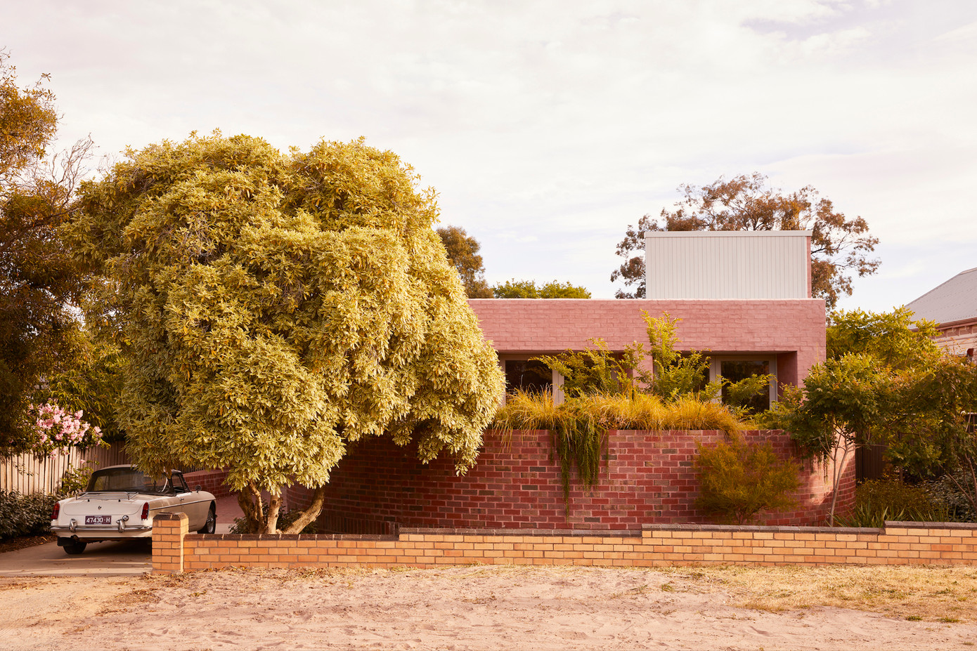 Ngôi nhà được cải tạo hướng đến việc điều chỉnh không lại không gian sống một cách tinh tế và khiêm tốn.